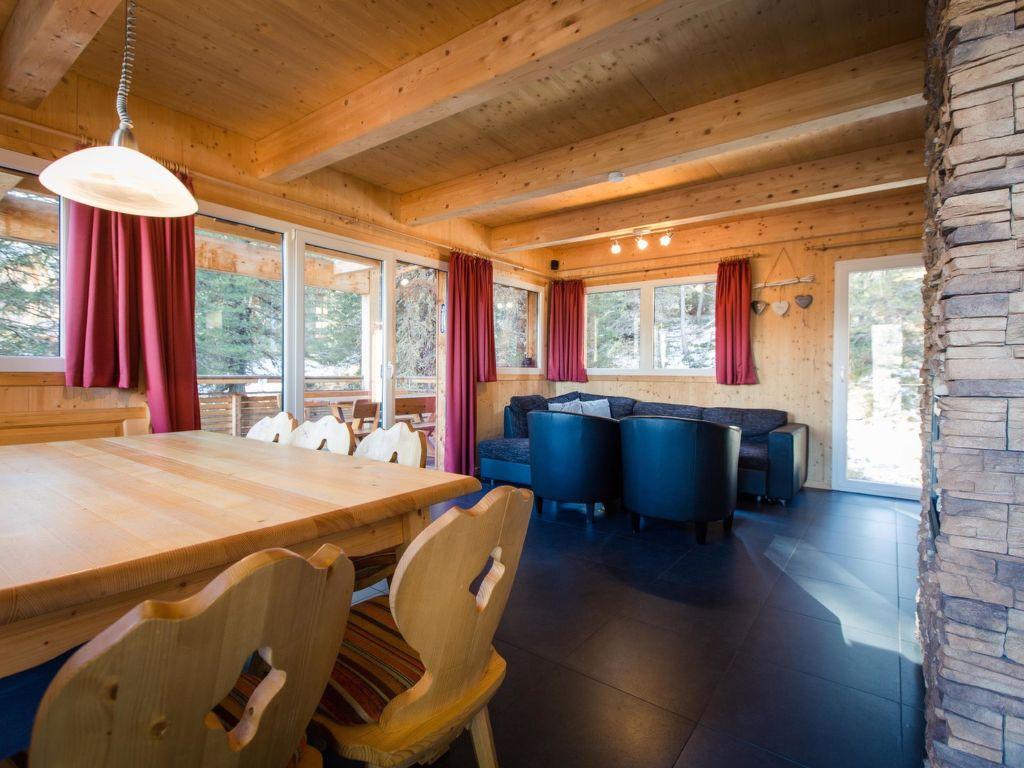 # 25 mit Sauna und Sprudelbad innen